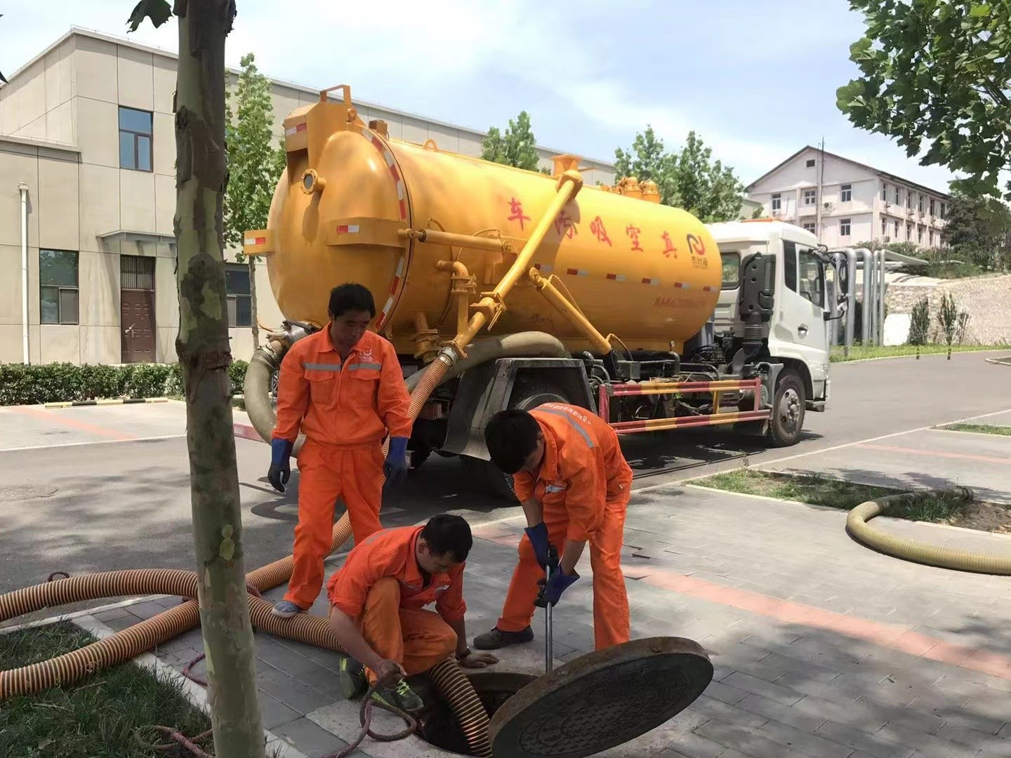 新沂管道疏通车停在窨井附近