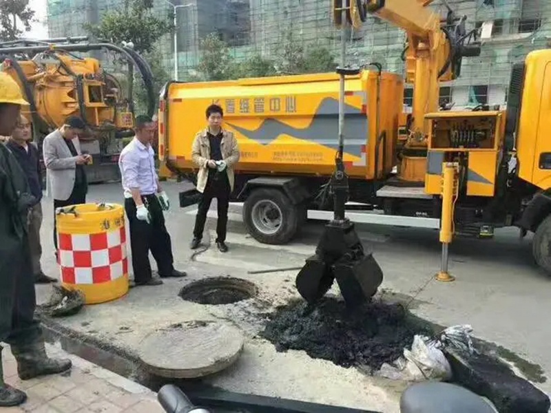 新沂街道：网格员化身“清道夫”，为民解忧疏通“堵心”化粪池