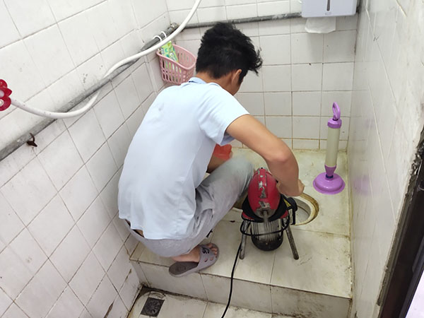 新沂管道堵塞冒臭气 专业师傅现场解决问题