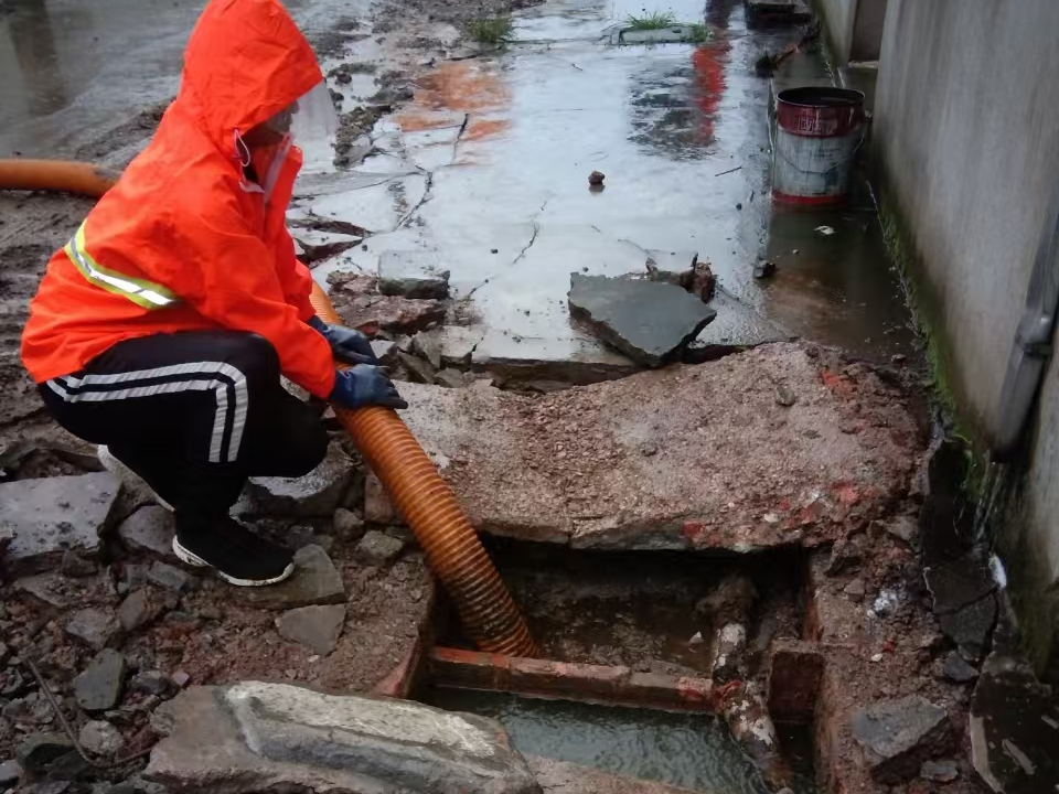 新沂专业清理污水池 炜誉市政以规范流程守护城市 “肠道”