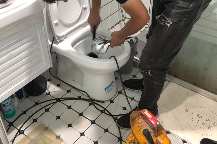 新沂马桶堵塞自己疏通还是找师傅？专业上门服务让你省时更省心