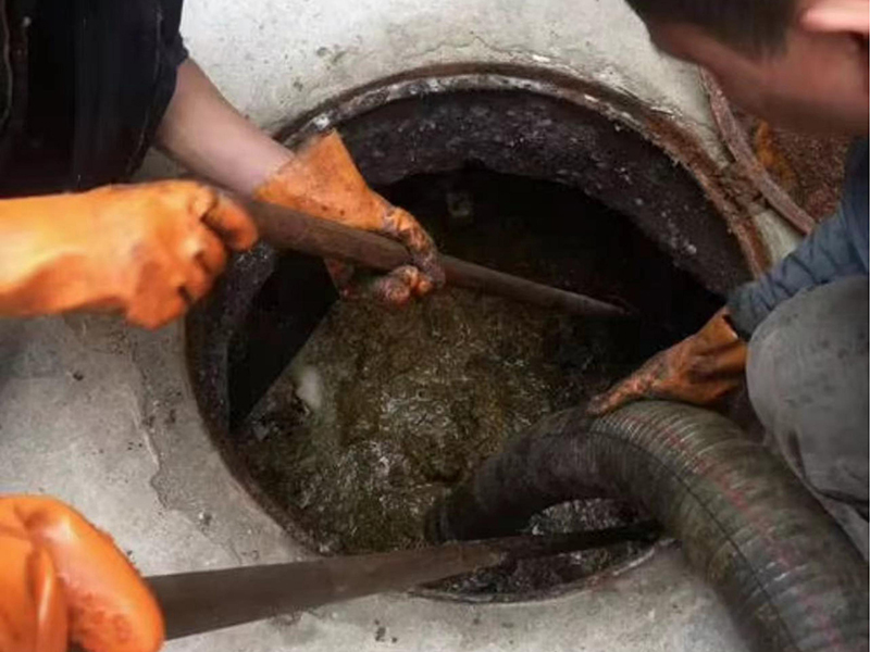 新沂清理化粪池时如何避免沼气的危害？